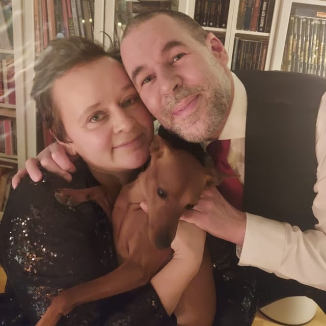 "Efter att ha bytt till trifokala linser slipper jag både imma på glasögonen när jag rider och oskärpa på morgonen. Jag ser – utan att leta efter glasögonen först!"